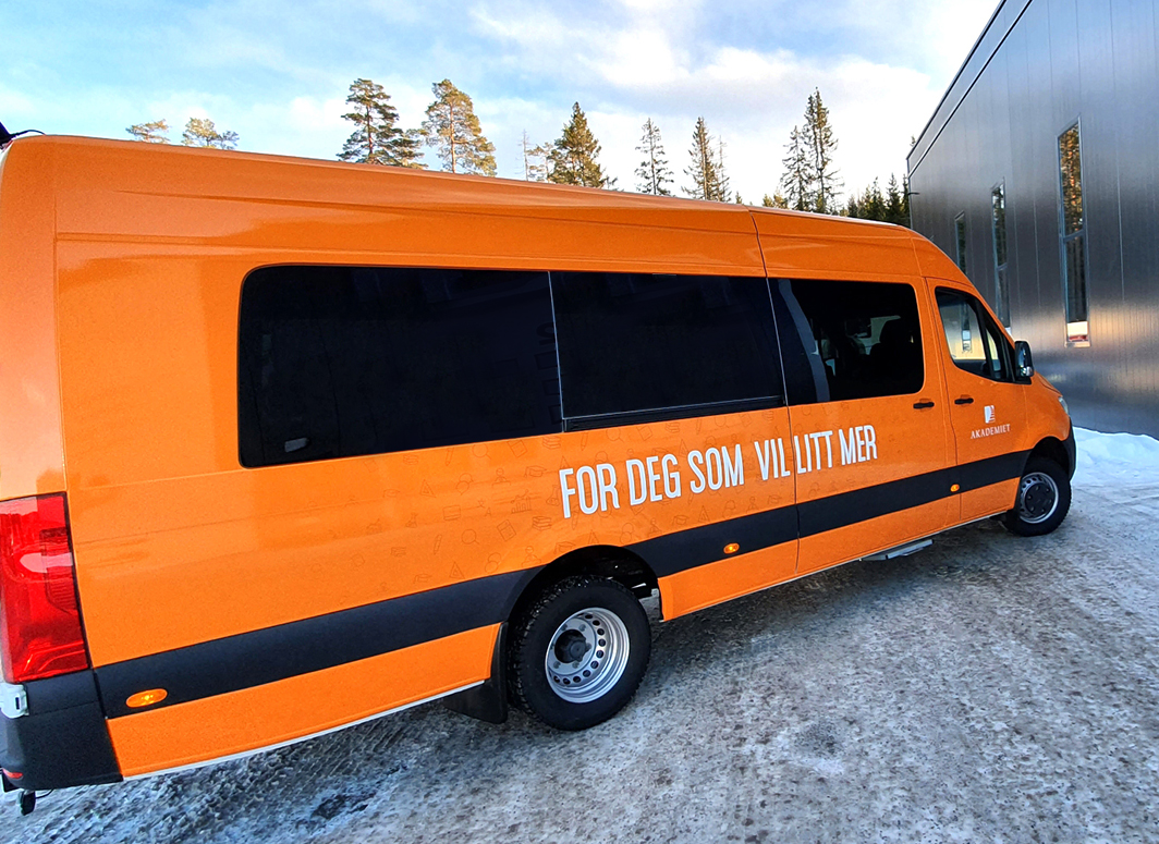 Bildekor på orange minibuss for Akademiet