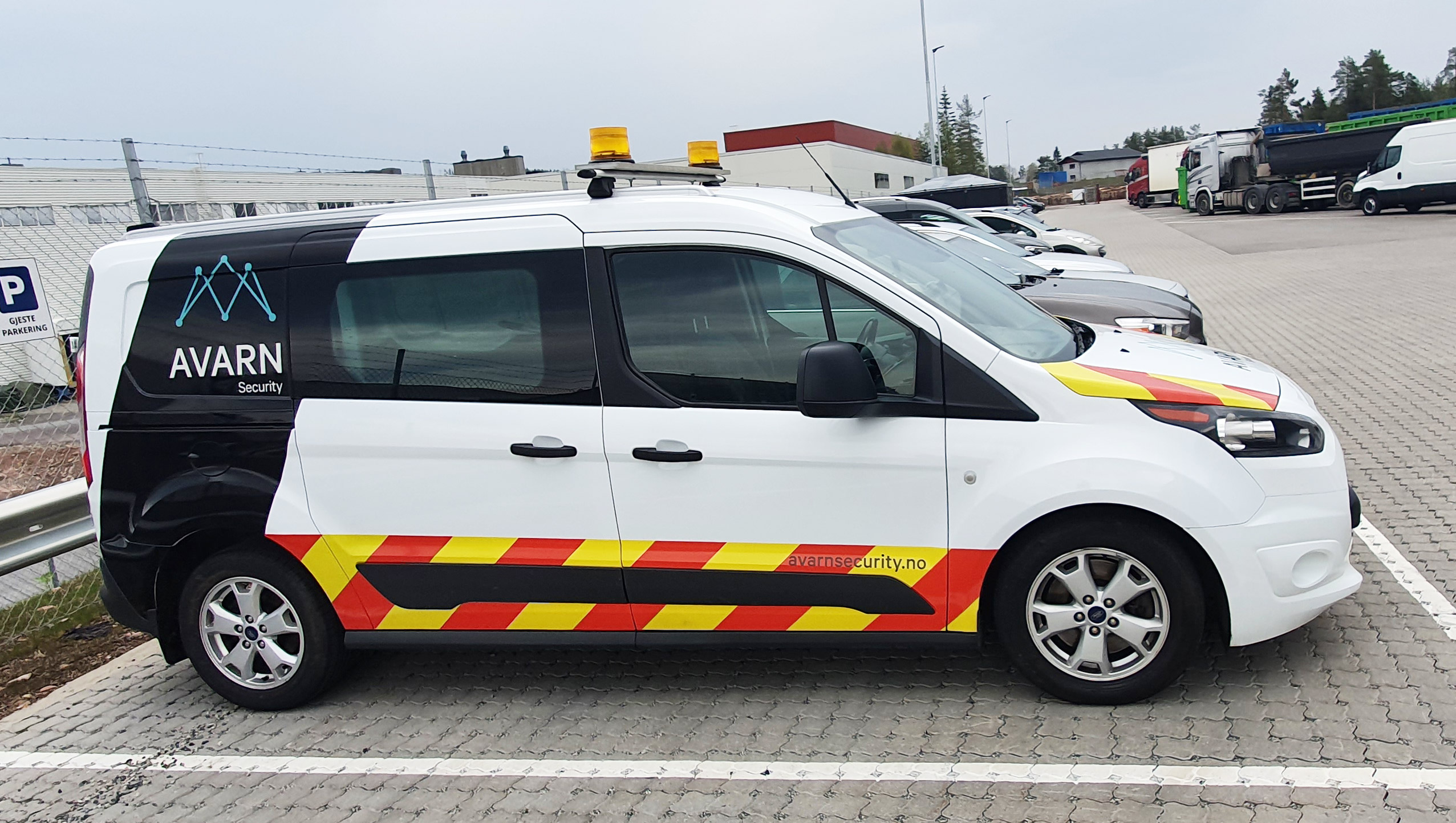 Bildekor med røde og gule striper for Avarn Security