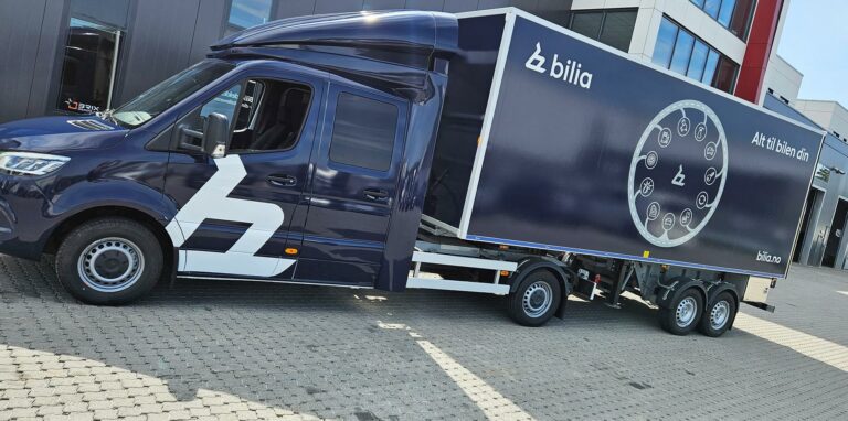 Dekor på mørkeblå laste bil med grå detaljer for Bilia