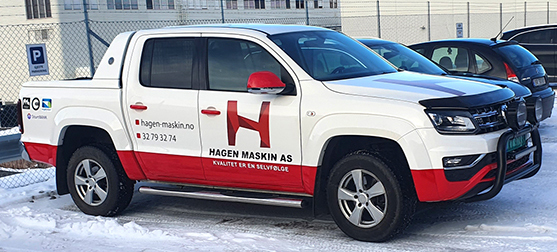 Bildekor med røde detaljer på hvit bil for Hagen Maskin
