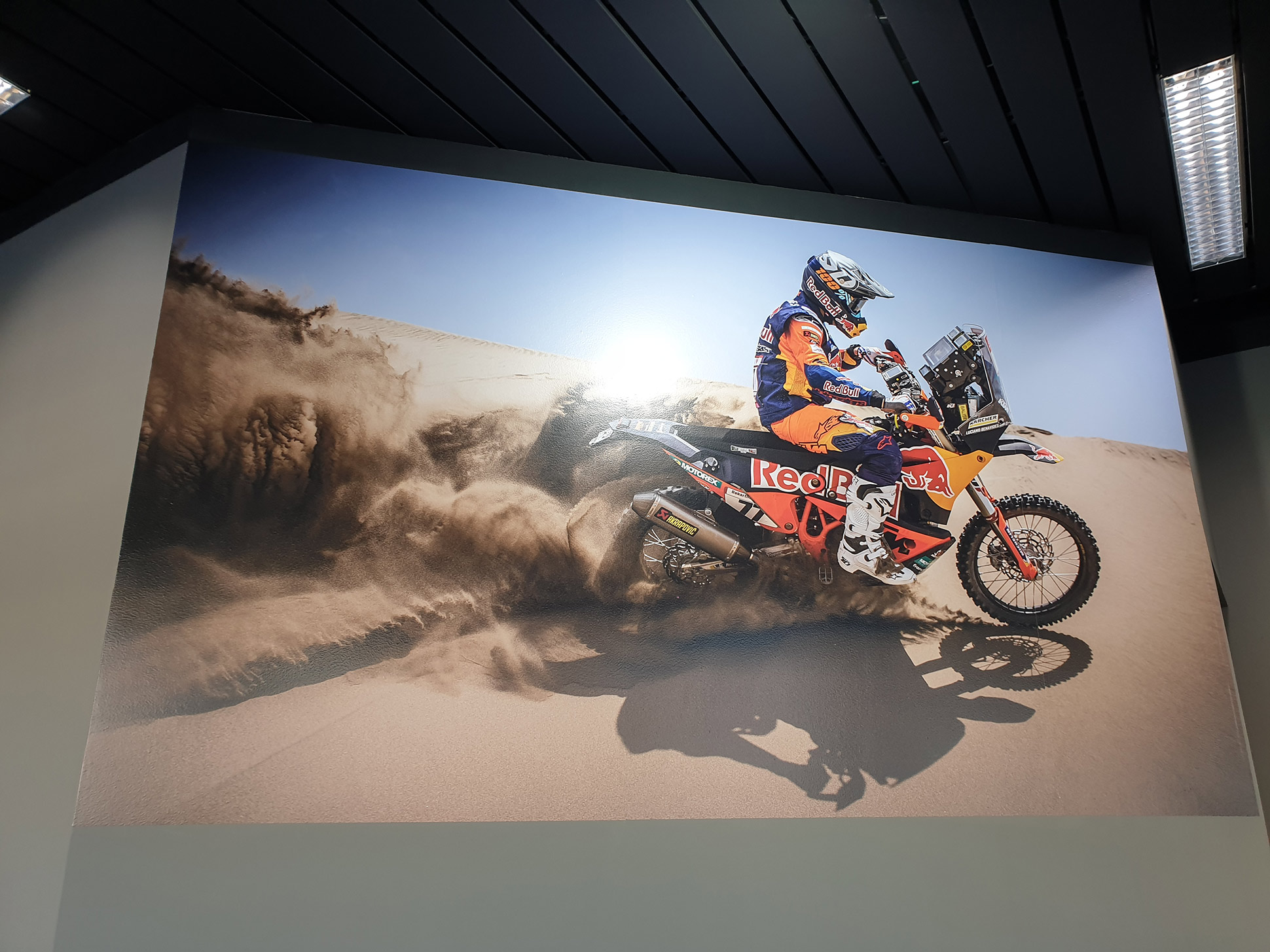 Veggdekor for Mrexx Motor med motorsykkel som kjører på sanddyner