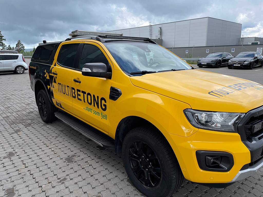 Svart og gul bildekor for mulitbetong