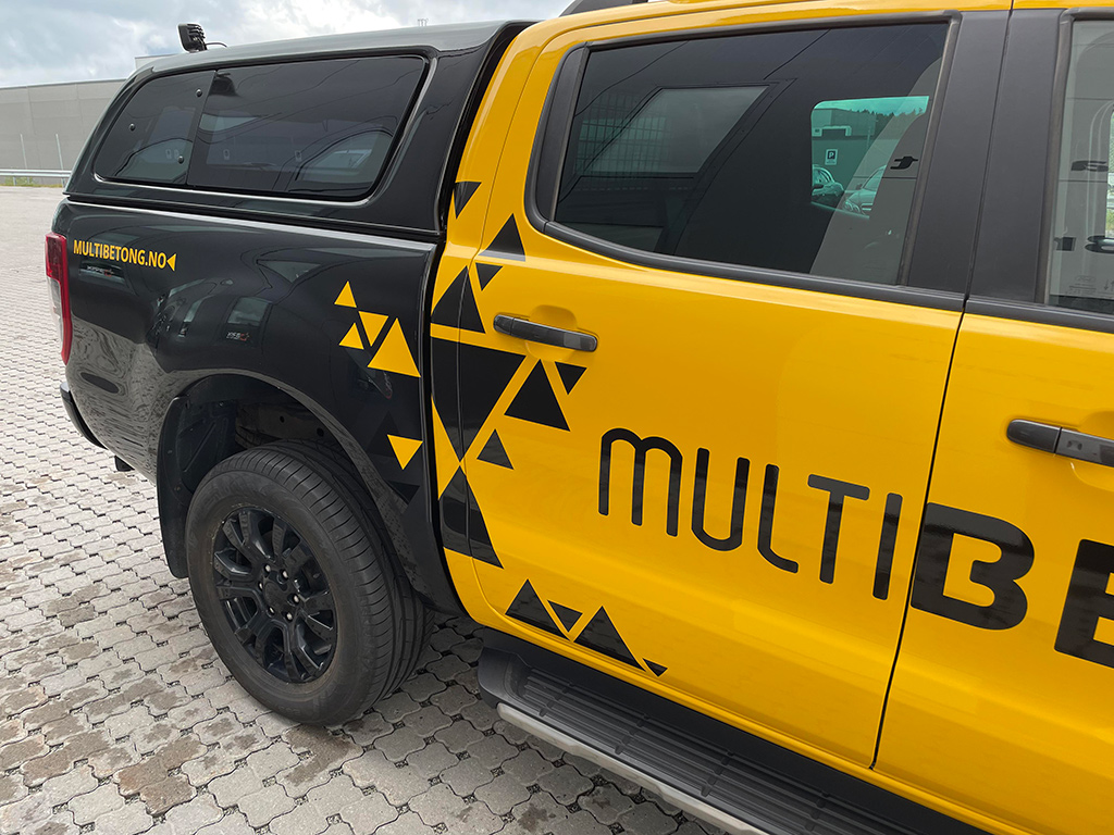 Svart og gul bildekor for mulitbetong