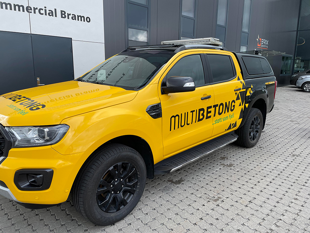 Svart og gul bildekor for mulitbetong