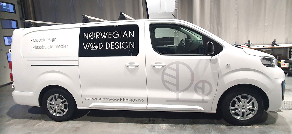 Bildekor med grå stiliserte trær på hvit van for Norwegian Wood Design