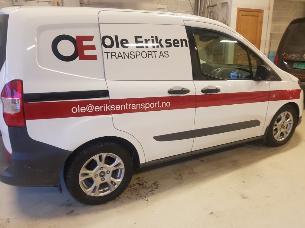 Bildekor på hvit bil med sorte og røde detaljer for Ole Eriksen Transport