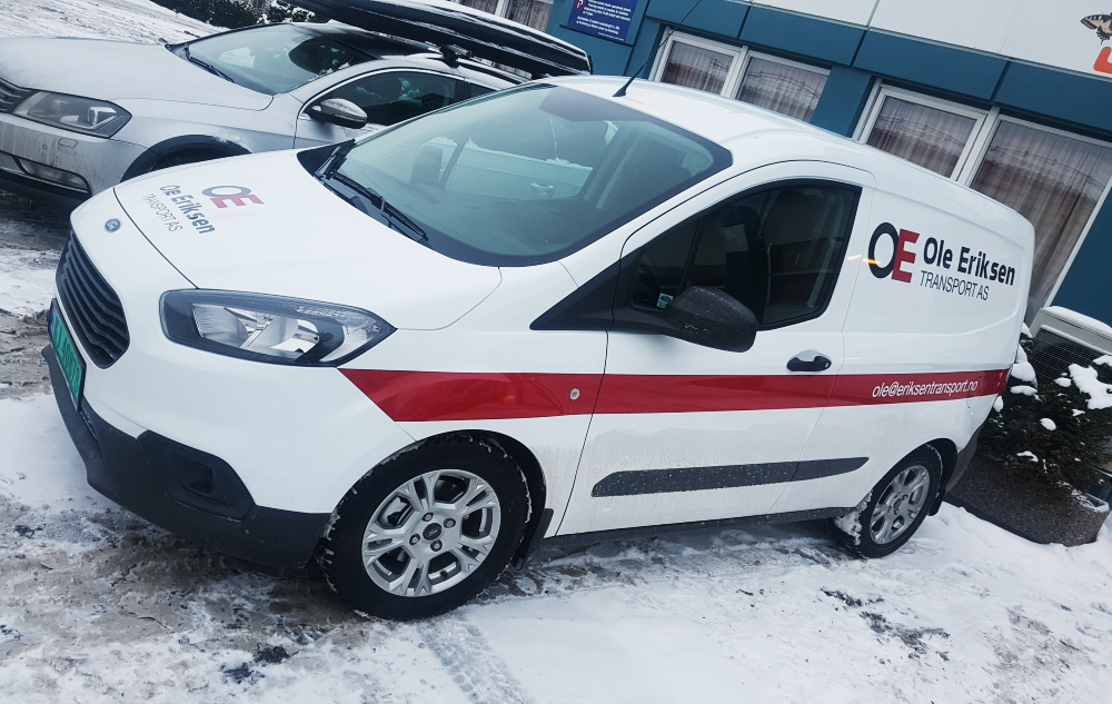 Bildekor på hvit bil med sorte og røde detaljer for Ole Eriksen Transport