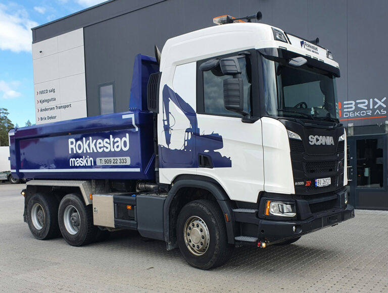 Dekor av hvit og blå lastebil for Rokkestad Maskin