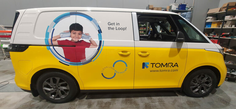Bildekor med bilde av barn og blå og gule detaljer for Tomra