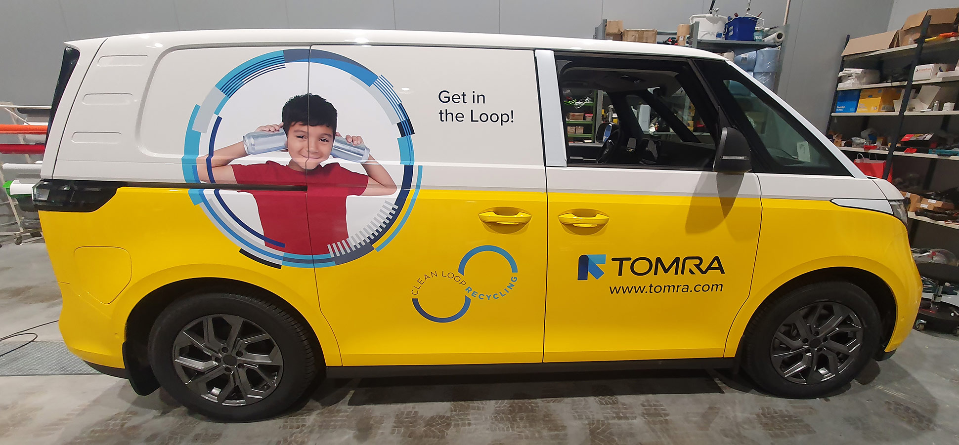 Bildekor med bilde av barn og blå og gule detaljer for Tomra
