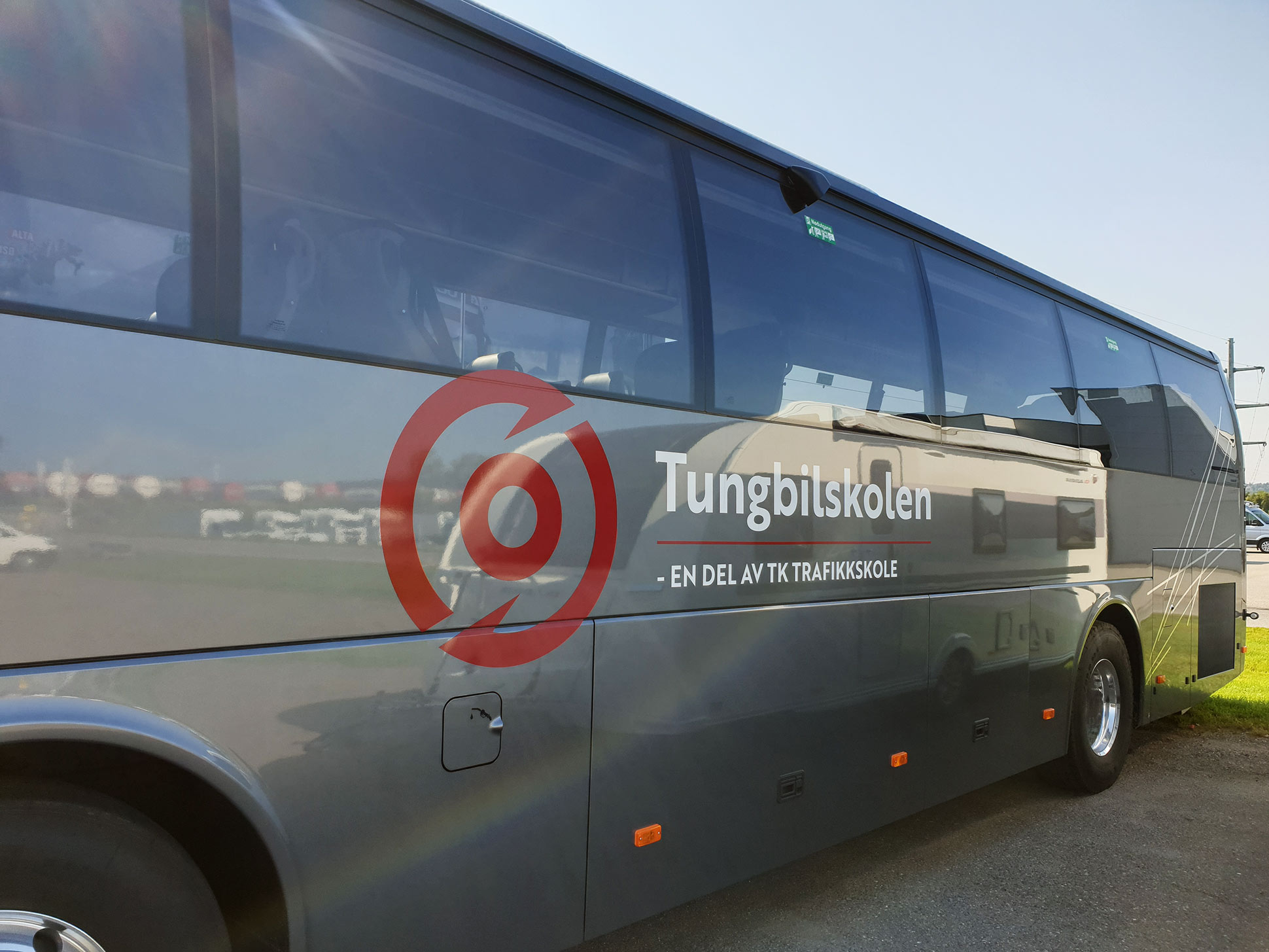 Bussdekor på grå buss for Tungbilskolen