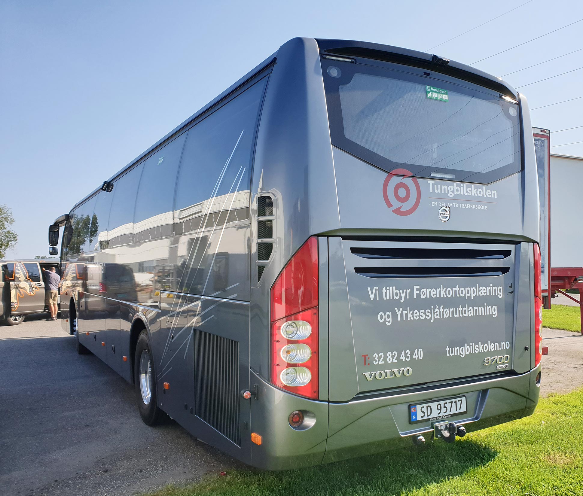 Bussdekor bak på grå buss for Tungbilskolen