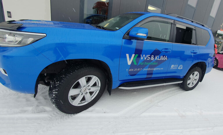 Bildekor på blå bil med hvite og grønne detaljer for VVS & Klima