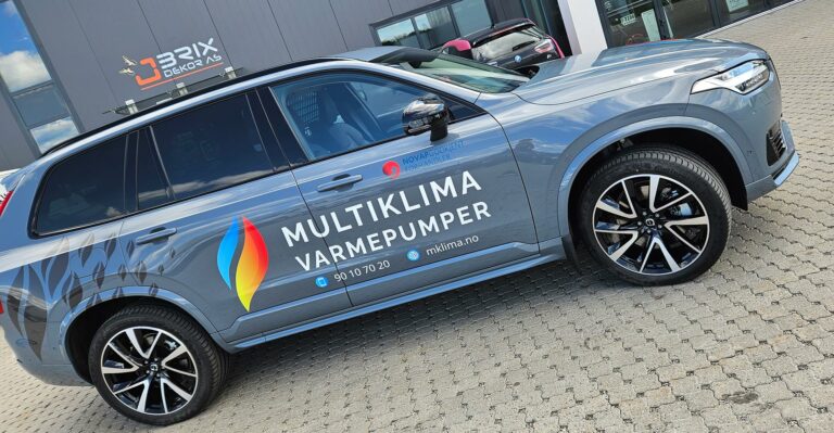 Bildekor på grå bil med hvite, røde gule og blå detaljer for Multiklima